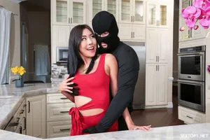 Bị ép mở phòng với đồng nghiệp đã có vợ, tiếng cỏ kêu rất to và không hài lòng
