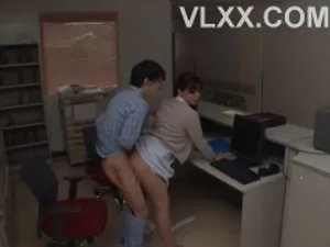 Giải quyết xong công việc, cô nàng gạ trả bài anh đồng nghiệp
