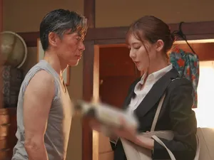 Lễ tân đột nhiên gọi và có người đang tìm anh: Nhanh lên! Tôi lo lắng quá! Một khi đã phát hiện ra thì vô dụng
