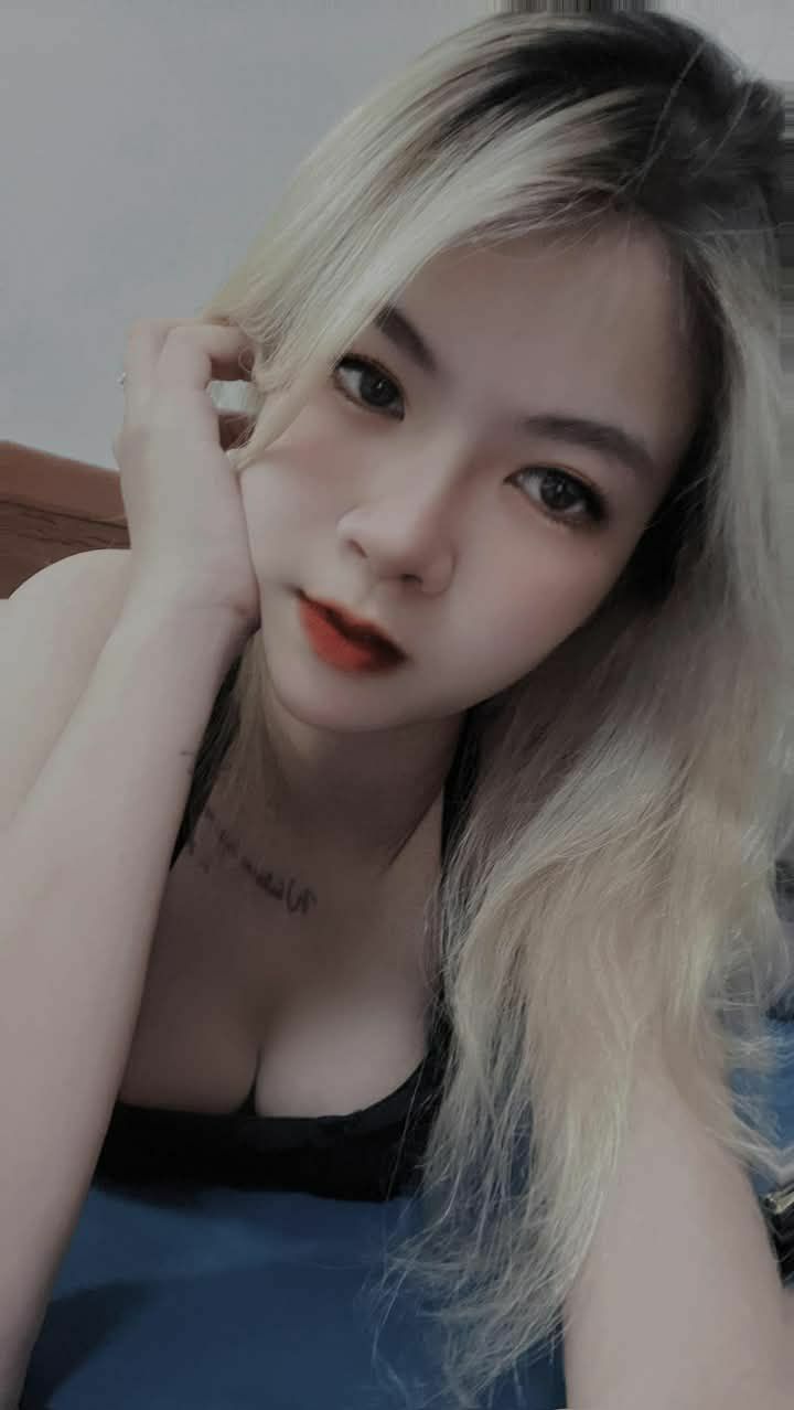 ông xã cắn răng nhìn người vợ chụp ảnh khoả thân cùng sếp